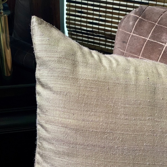 22” x 22” Brown/purple handwoven silk pillow case - Picture 2 of 6